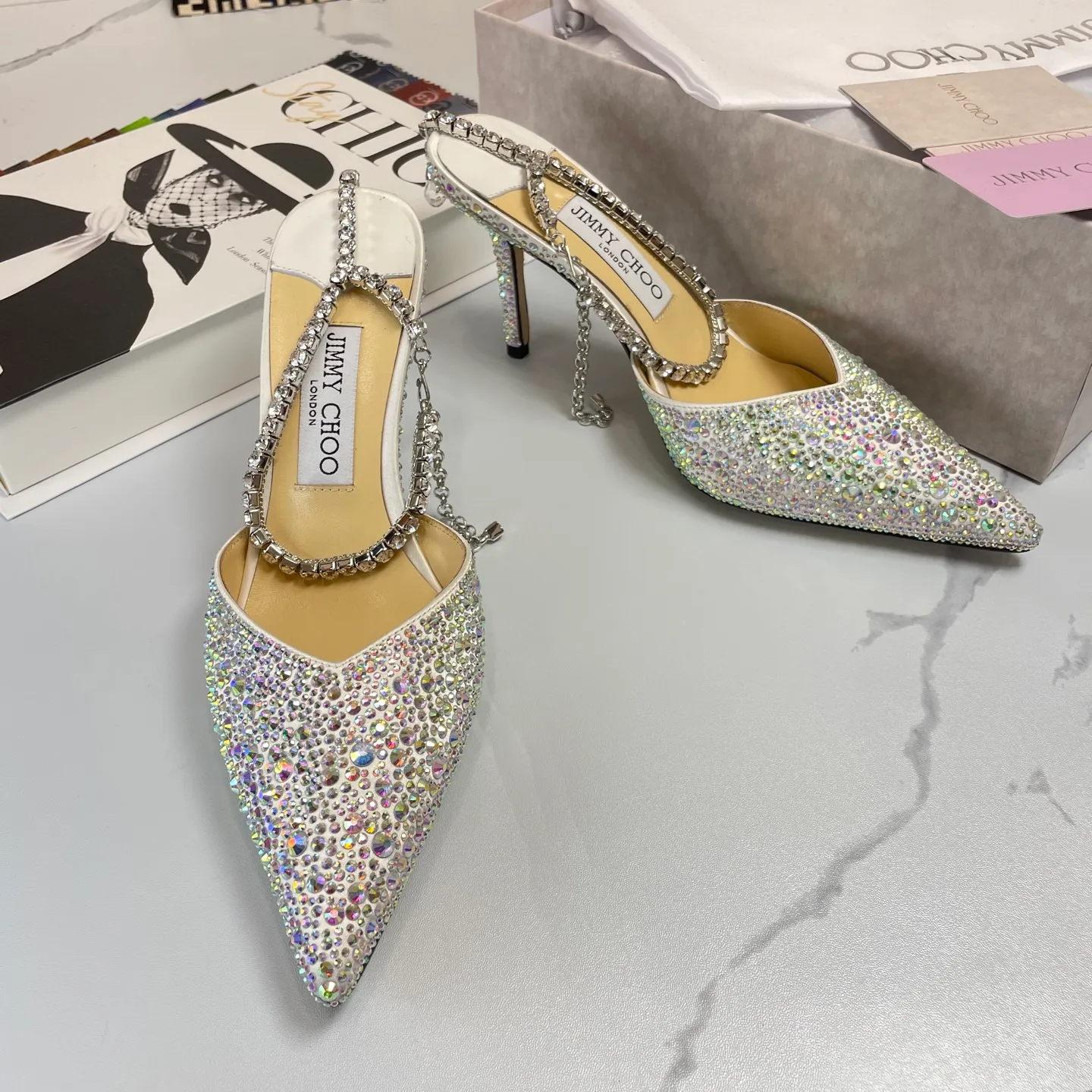 👟👟Ex-factory price 680👟👟 Jimmy Choo/Jimmy Choo classic diamond chain pointed toe crystal high-heeled sandals. Excellent crystal shoes, so beautiful that you can't take your eyes away. The shape of the shoes is very delicate, not too narrow and long. The internal space is sufficient, allowing the toes to relax enough. The rhinestones outline a charming arc on the instep, which is simply beautiful. It has a 360-degree surrounding fairy atmosphere, gorgeous but not exaggerated! ! The fabric is made of imported silk, with imported sheepskin lining. Customized A-grade Italian genuine leather sole. Heel height: 6.5 or 8.5. Size: 35-40 (41, 42, 43 customized, non-refundable)